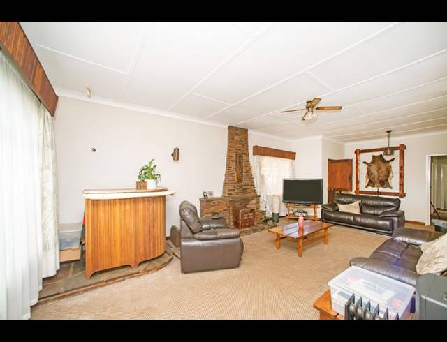 4 BEDROOM HOUSE FOR SALE IN WYCHWOOD